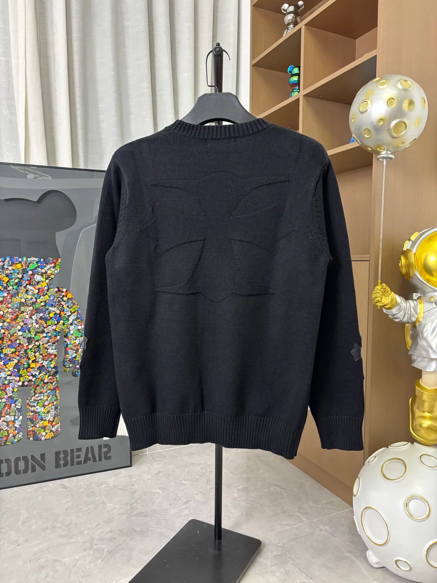 P260 Style number: DC228# [Chrome Hearts] Chrome Hearts' new cross-knit jacquard appliqué embroidered round neck pullover sweater. Contains 20% wool. The item is made of custom-dyed and custom-spun yarn, purchased from the original version. A full set of customized accessories. Details determine success or failure. A new model for autumn and winter. It is soft and delicate and does not tie the body. The upper body effect is very nice. Loose fit. Same style for men and women. Color: White Black Size: S-L [Picture 9️⃣Size Chart]